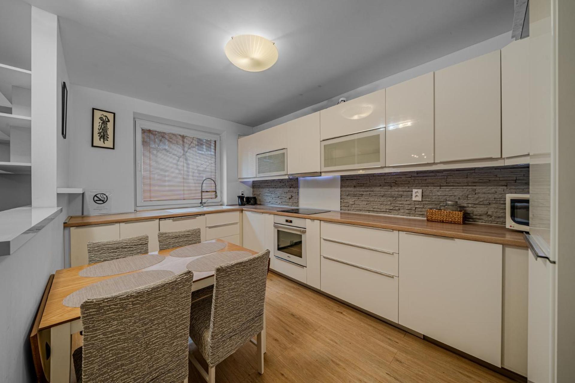 Huge Apartment Next To Train Station Close To The City Center Bratislava Exterior foto